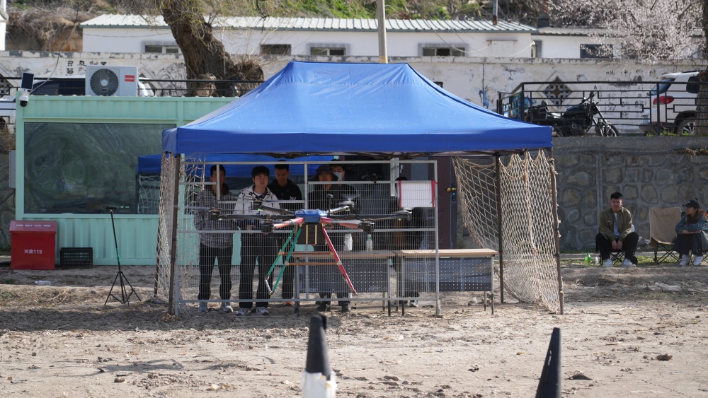 新疆光伏板除尘新方案：无人机清洗高效又省心