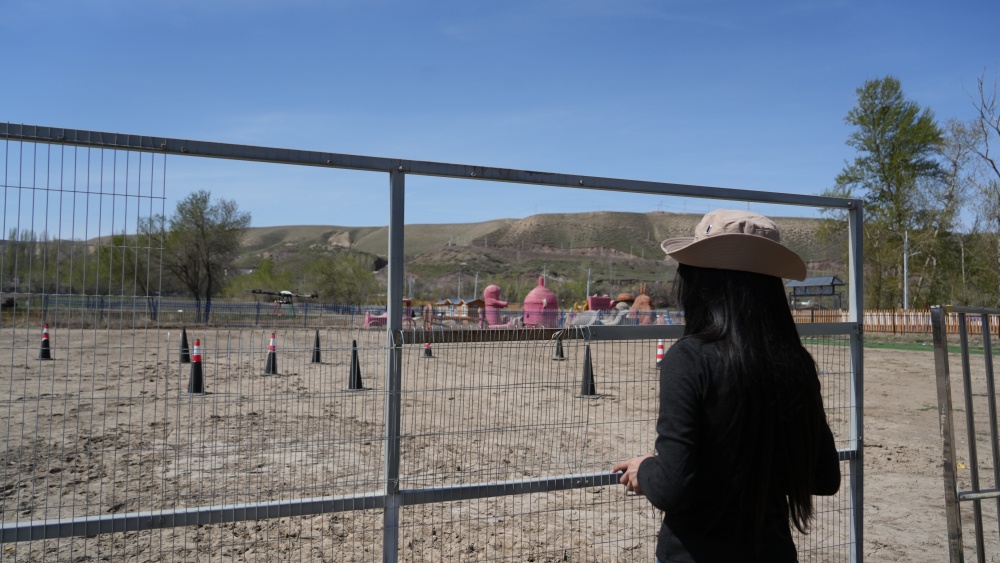 新疆光伏板除尘新方案：无人机清洗高效又省心