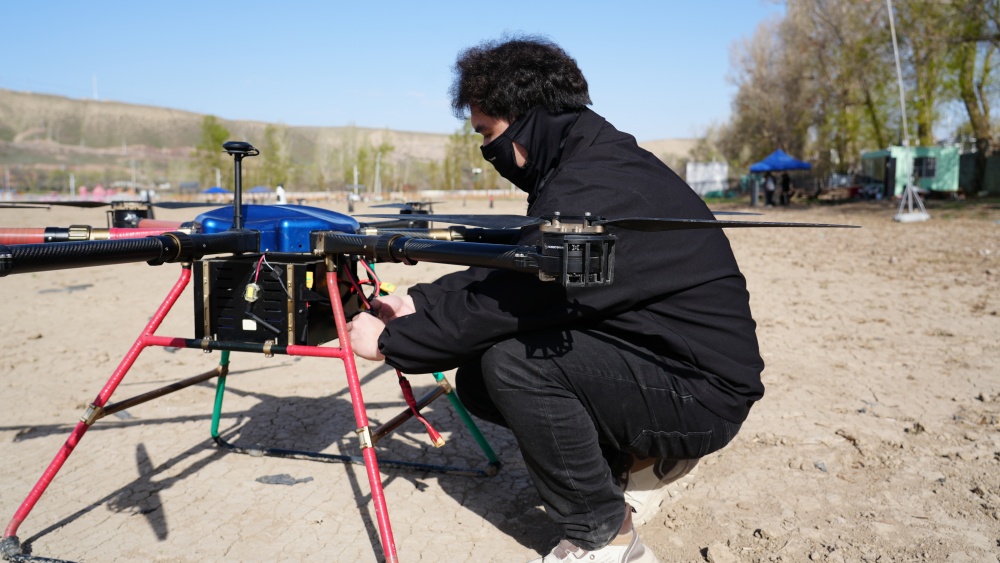 无人机清洗赋能新疆信号塔 保华润天解锁运维新效率