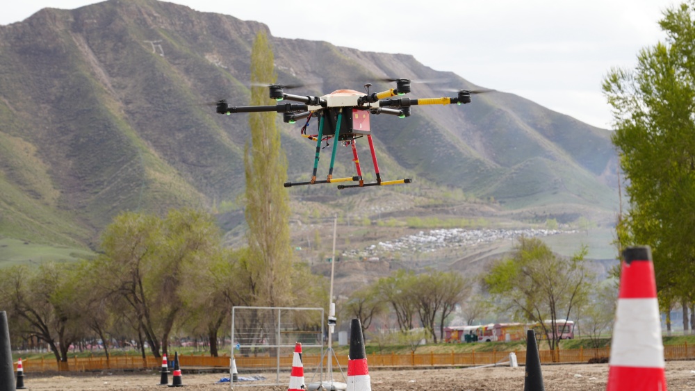 无人机清洗赋能新疆信号塔 保华润天解锁运维新效率