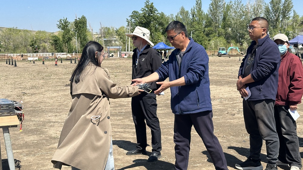 新疆上班族学无人机：保华润天周末班 拿证不误工